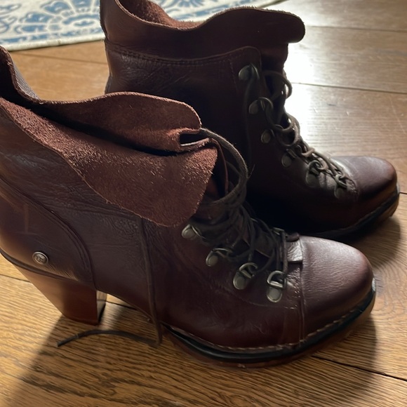 Neosens Size 9 or 9.5 (40 European) ankle boot with chunky 3” heel - Picture 11 of 11